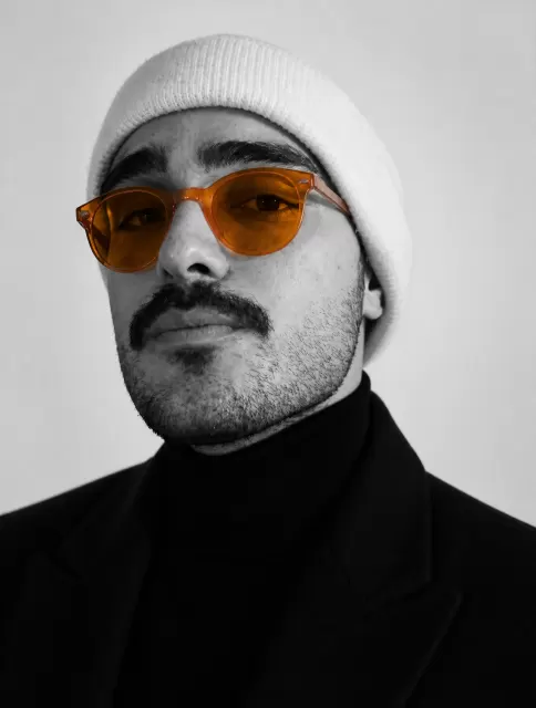 نمونه سبک تصویر هوش مصنوعی پرتره مونوکروم با عینک کهربایی